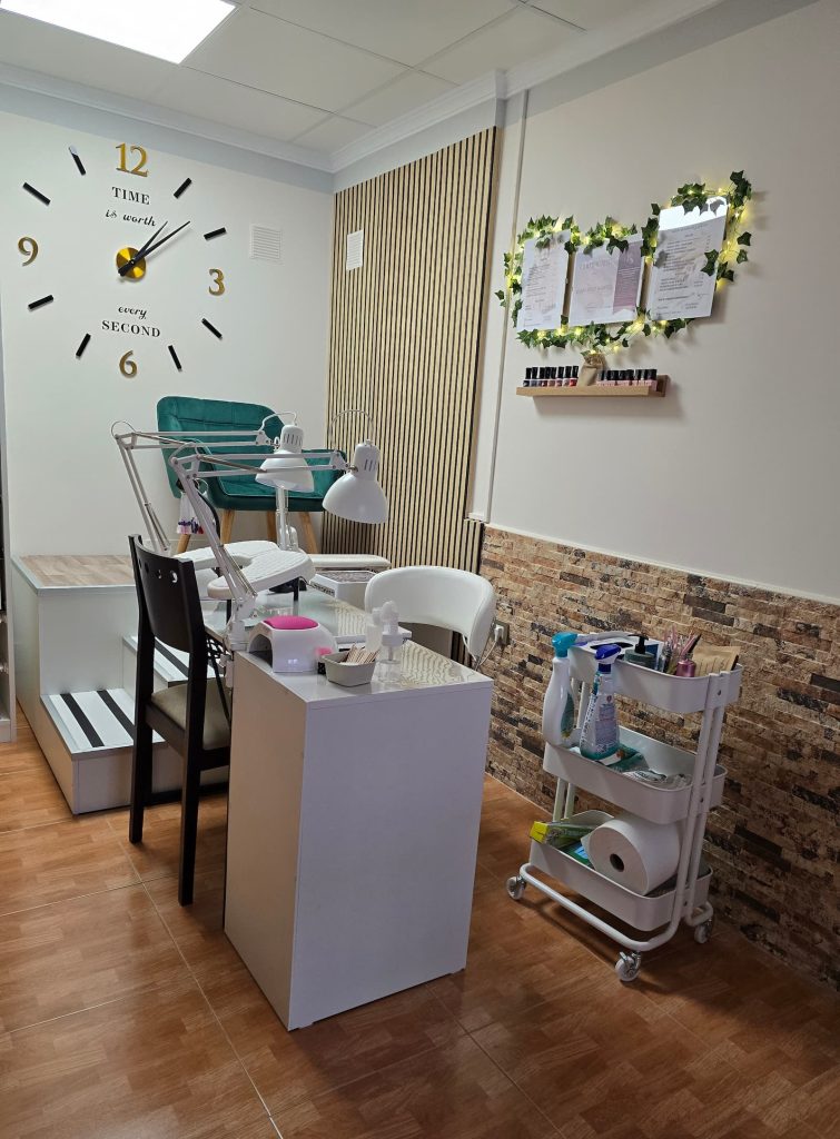 Interior del estudio Tus Uñitas en La Bañeza, ambiente premium con iluminación cálida