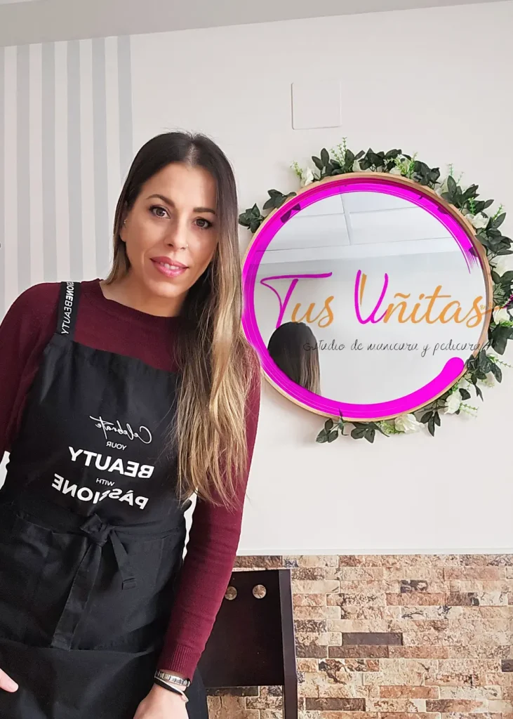 Regina, manicurista de Tus Uñitas en La Bañeza