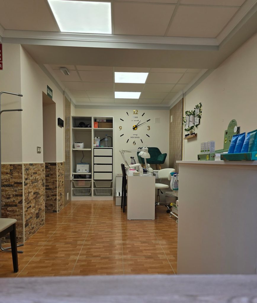 Zona de recepción del estudio Tus Uñitas en La Bañeza