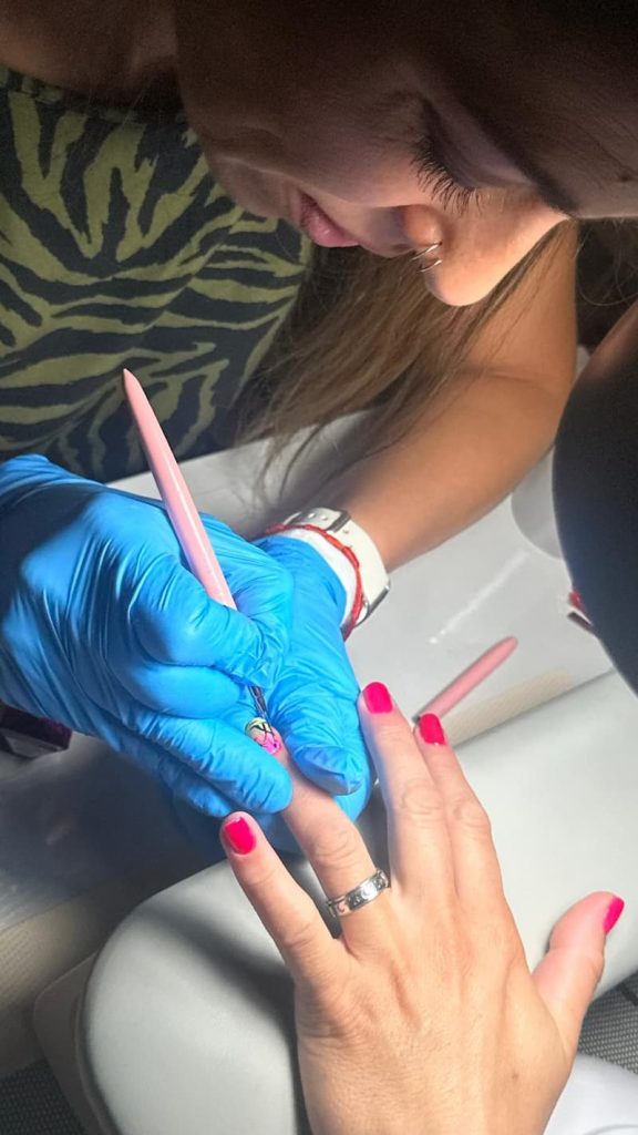 Regina Peñín, fundadora del estudio Tus Uñitas en La Bañeza